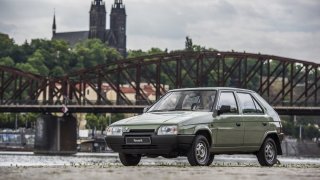 Škoda Favorit by dnes stála přes milion korun. Nová auta byla před revolucí těžko dosažitelný sen