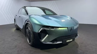 Renault Embleme naživo: Prohlédli jsme si vývojovou laboratoř značky, už dokonce jezdí