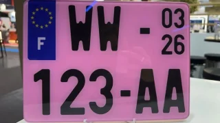 Francie zavedla růžové registrační značky. Chce přimět řidiče, aby se styděli za přestupky