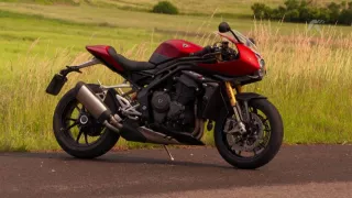 Recenze motocyklu Triumph Speed Triple 1200 RR