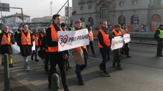 Třicítkáří se v úterý vrátí do ulic. Magistrát chce, aby použili chodník, což se jim nelíbí