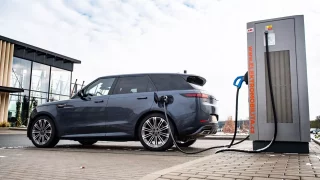 Elektromobily jsou vysokonapěťová zařízení. Víme, co se stane, když je zasáhne blesk a zaplaví voda