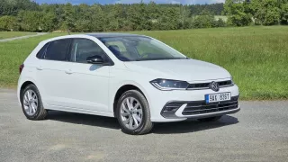 Volkswagen Polo ukazuje, že na pohodové svezení není třeba ani 100 koní. Z pultu mizí jako nic