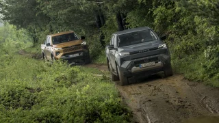 Konzervativci se budou křižovat. Nová elektrická Toyota Hilux baví v terénu víc než naftová