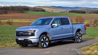 Obr na baterky. Americký Ford F-150 Lightning vypadá na českých silnicích jako zjevení