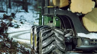 Působivá technika pro lesní těžbu. Většinou obouvá