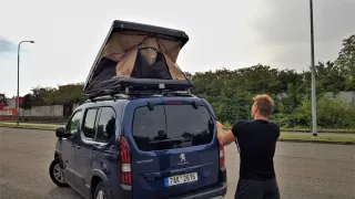 Peugeot Rifter se střešním stanem Hussarde Duo