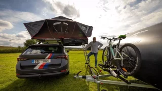 Zatížení střechy 80 kg, i tak se tam vyspí tři statní pánové. Hmotnostní záhada má snadné vysvětlení