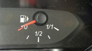 Na cestě na dovolenou můžete chytrou jízdou ušetřit stovky korun na palivu. Úspora začíná už doma