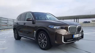 BMW X5 si drží po právu přední příčku prodejnosti u mnichovské automobilky. Ve městě si lehce pluje, na okreskách řádí