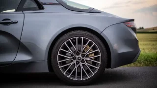 Nokian Powerproof 1 jsou výborné letní pneumatiky i pro sportovní auta, jako Alpine A110 GT