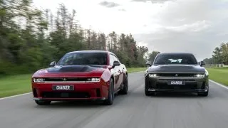 Řídili jsme nový Dodge Charger. Paradoxně mu elektřina sluší víc než benzin