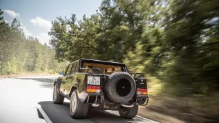 Dvanáctiválcové Lamborghini LM002 se mimo asfalt n