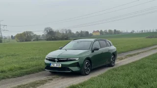 Nový Opel Astra překvapí svítícím kompasem v přídi. Ani po faceliftu se nevzdává nafty