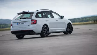 Nová Škoda Octavia RS 245 hezky zblízka. 19