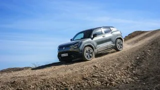 Hvězda Dakaru nás svezla novým elektrickým Suzuki Vitara. Je to překvapivě schopné SUV