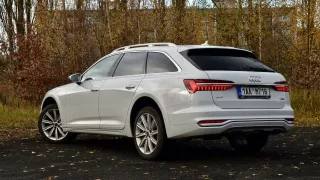 Sněžná liška Audi A6 Allroad 50 TDi quattro má podvozek, který připraví o práci i vodováhu