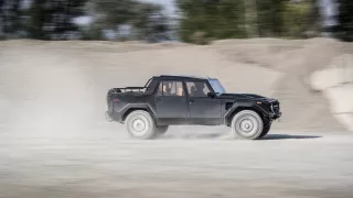 Dvanáctiválcové Lamborghini LM002 se mimo asfalt n