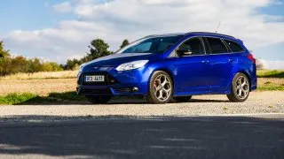 Praktické skoro jako Octavia RS, ale řidičsky lepší. Ojeté kombi Ford Focus ST je volba znalců