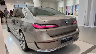 BMW i7