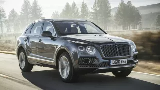 Luxusní dvanáctiválcové SUV Bentley Bentayga. 1