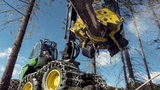 Působivá technika pro lesní těžbu. Většinou obouvá