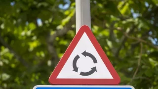 Nový druh kruhových objezdů může mást řidiče. Je ale výrazně efektivnější a bezpečnější