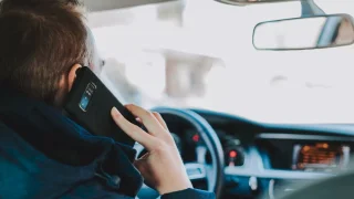 Jen zastavit na krajnici nestačí. Zákon jasně říká, kdy můžete telefonovat v autě bez hrozby pokuty