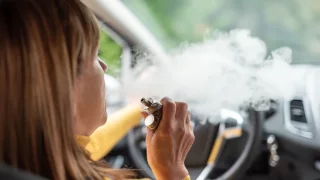 Za elektronickou cigaretu v autě hrozí pokuta jako za telefon, varuje ministerstvo dopravy