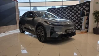 Toyota zveřejnila ceny nového C-HR+. Konkurovat chce mladoboleslavskému bestselleru