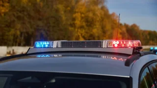 Policejní auto bliká modře, ale nejede k zásahu. Řidiči si musí zvyknout na nový signál