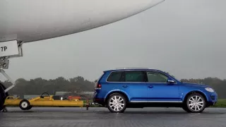 Historie Volkswagenu Touareg je plná rekordů. V minulosti utáhl i Boeing 747, který hrál v Bondovce