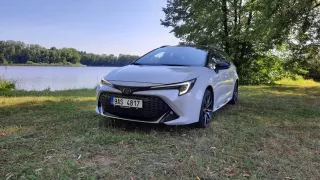 Nová Toyota Corolla posunula laťku zase o něco výš. Bude vás bavit jak jízdními vlastnostmi, tak spotřebou.