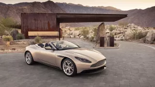 Nádherný roadster Aston Martin DB11 Volante. 8