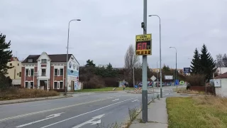 Řidiče straší bleskem a ukážou mu jeho značku. Po českých obcích se rozšiřují nové radary