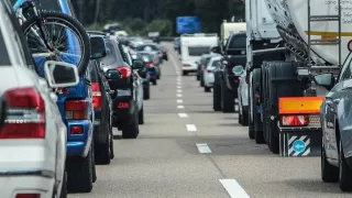 Řidiči si čekání v kolonách zkracují jednoduchým trikem. Policie s tím nic nezmůže