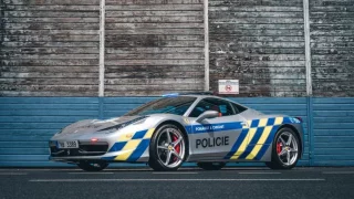 Policejní Ferrari po dvou letech: Chlubítko, které půl roku nejezdí. Co ve skutečnosti dělá?