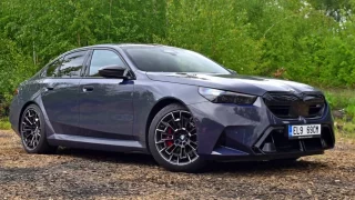 BMW M5 je Schwarzenegger mezi osobáky