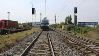 Řidička na železničním přejezdu