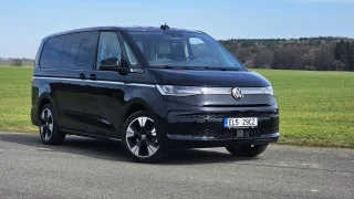 Volkswagen Multivan do zásuvky vás zahrne komfortem. Trápí ho ale vysoká hmotnost