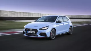 Prohlédněte si ostrý hatchback Hyundai i30 N v poh