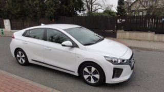 HYUNDAI IONIQ PHEV - do zásuvky!