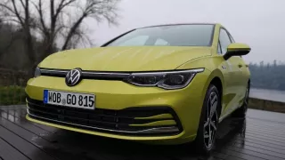 Auta velikosti VW Golf se stále dají pořídit pod 300 tisíc korun. Deset se jich vejde do 400 tisíc