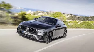 Omlazený Mercedes-Benz třídy E se předvedl jako bestiální kupé AMG 53 a kabriolet