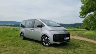 Hyundai Staria HEV: Kosmický cestovatel vyměnil diesel za hybrid. Něco tím získal, něco ztratil