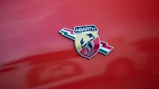 Abarth, který štěká, kouše. 695 Turismo je malý italský bastard, na kterého se budete každý den těšit