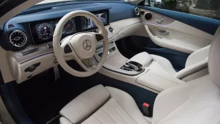 Mercedes-Benz E300 Coupe interiér 8