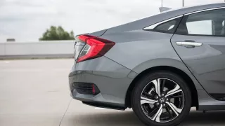 Nová Honda Civic je pořád originální, ale už víc u