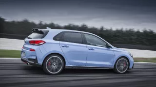 Prohlédněte si ostrý hatchback Hyundai i30 N v poh