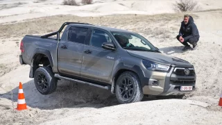Češi ji milují a čekají na ni rok. Toyota Hilux dostala další vylepšení včetně hybridu, jezdí skvěle